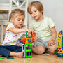 Niños jugando con juguetes magnéticos