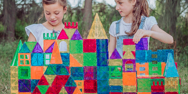 Dos niñas jugando con juguetes magenticos - imagen nota sobre la importancia del juego en los niños