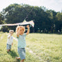 Niño jugando con volantín - Blog día del niño