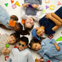 cinco niños acostados en el piso con piezas magnéticas a su alredodor - imagen nota de blog qué regalar para navidad