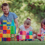 Tres niños jugando con bloques - desarrollo cognitivo del niño