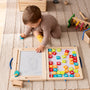 Niño jugando con un tablero - nota de Beneficio de juegos de tablero para niños